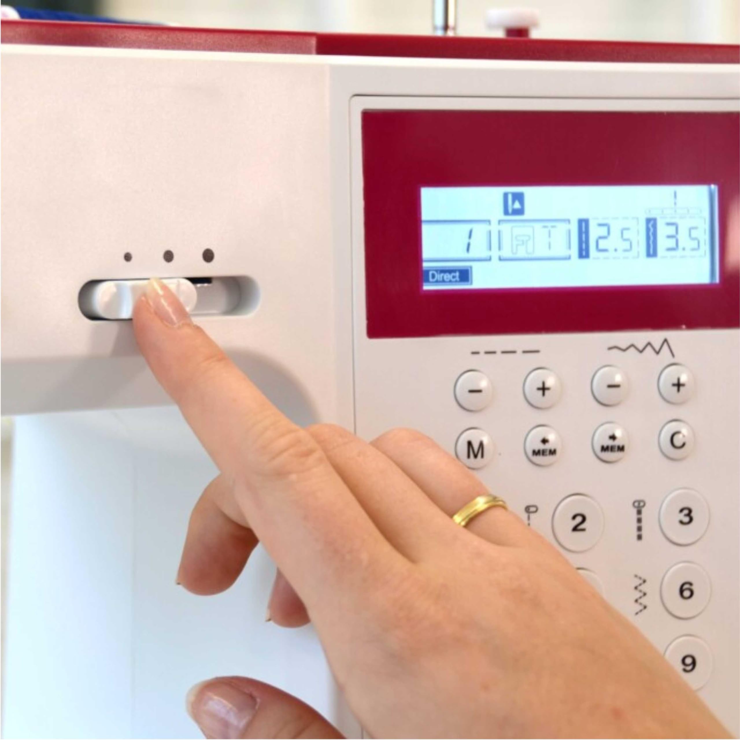 Bernette Sew&GO8 Machine à coudre ordinateur avec 197 programmes de couture, bras libre, écran multifonction, couture, patchwork, matelassage, White