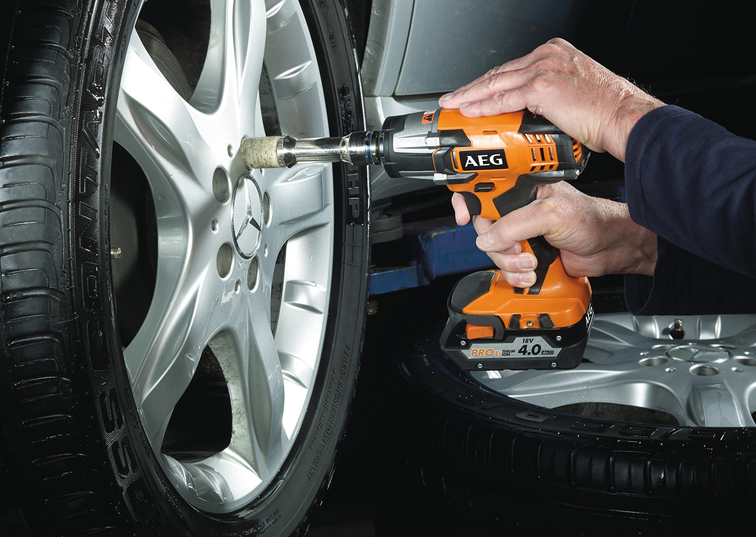 AEG - Boulonneuse à Chocs Sans Fil - Couple 360 Nm - Moteur Quadripolaire - Système Batterie Pro18V - Inclus 2 Batteries 4 Ah, Chargeur et Adaptateur - BSS18C12Z LI-402C