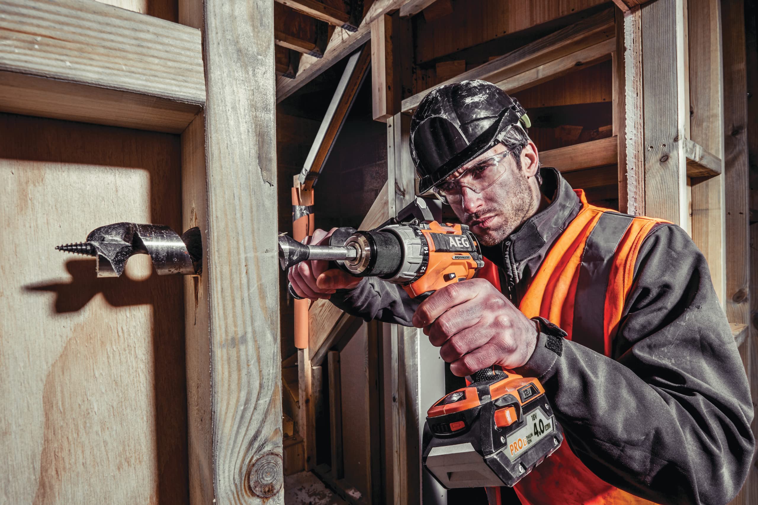 AEG - Pack 3 outils Brushless - Perceuse à percussion 18V, boulonneuse à chocs 18V, meuleuse 125 mm 18V, 2 batteries 4,0 Ah, chargeur, sac de rangement - JP18AA3-402B LK1