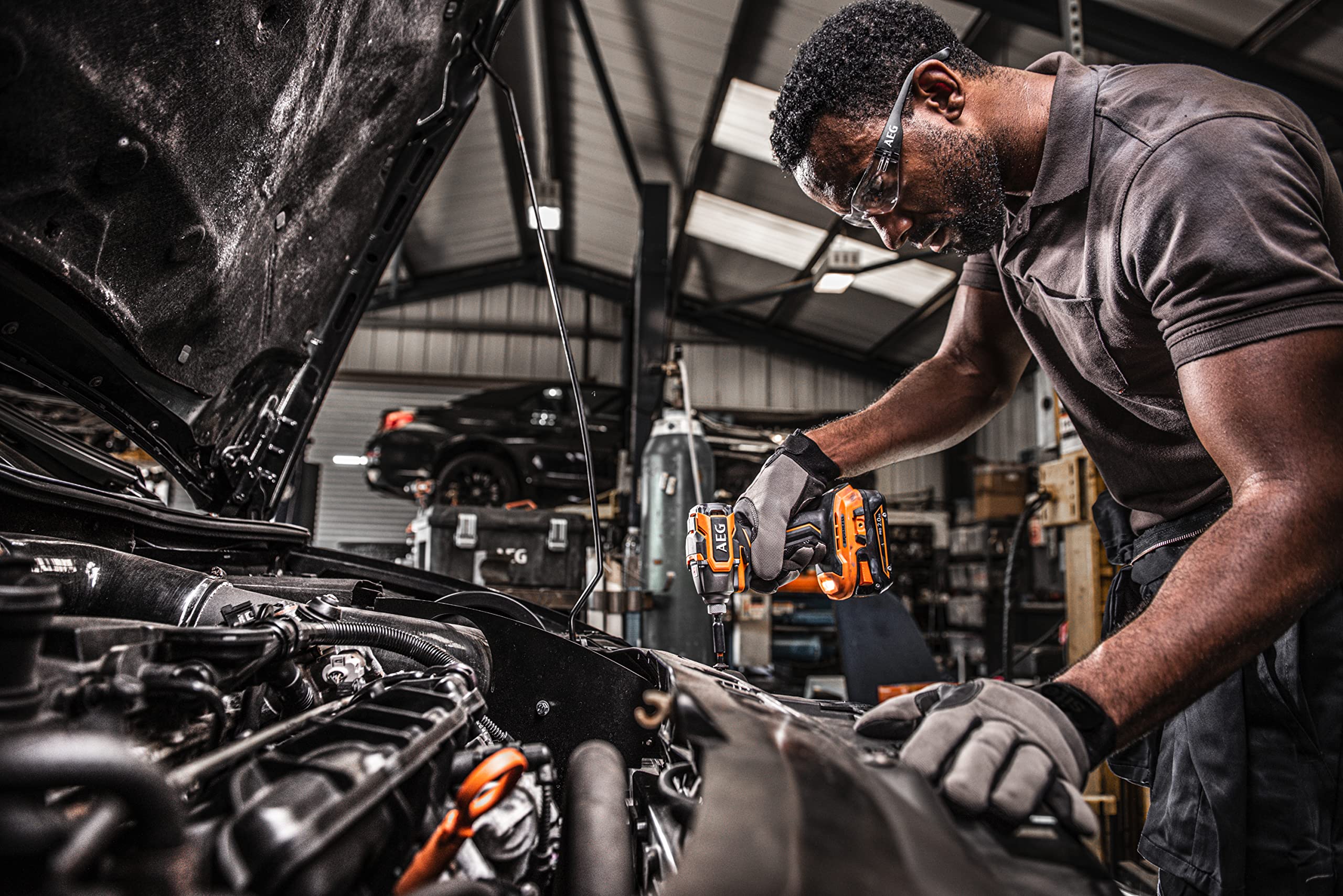 AEG - Visseuse à Chocs Sans Fil - Pour Vissage en Série sur Moyens et Gros Chantiers - Moteur Brushless - 3 Vitesses - LED d'Éclairage - Revêtement Softgrip - BSS18SBL-0