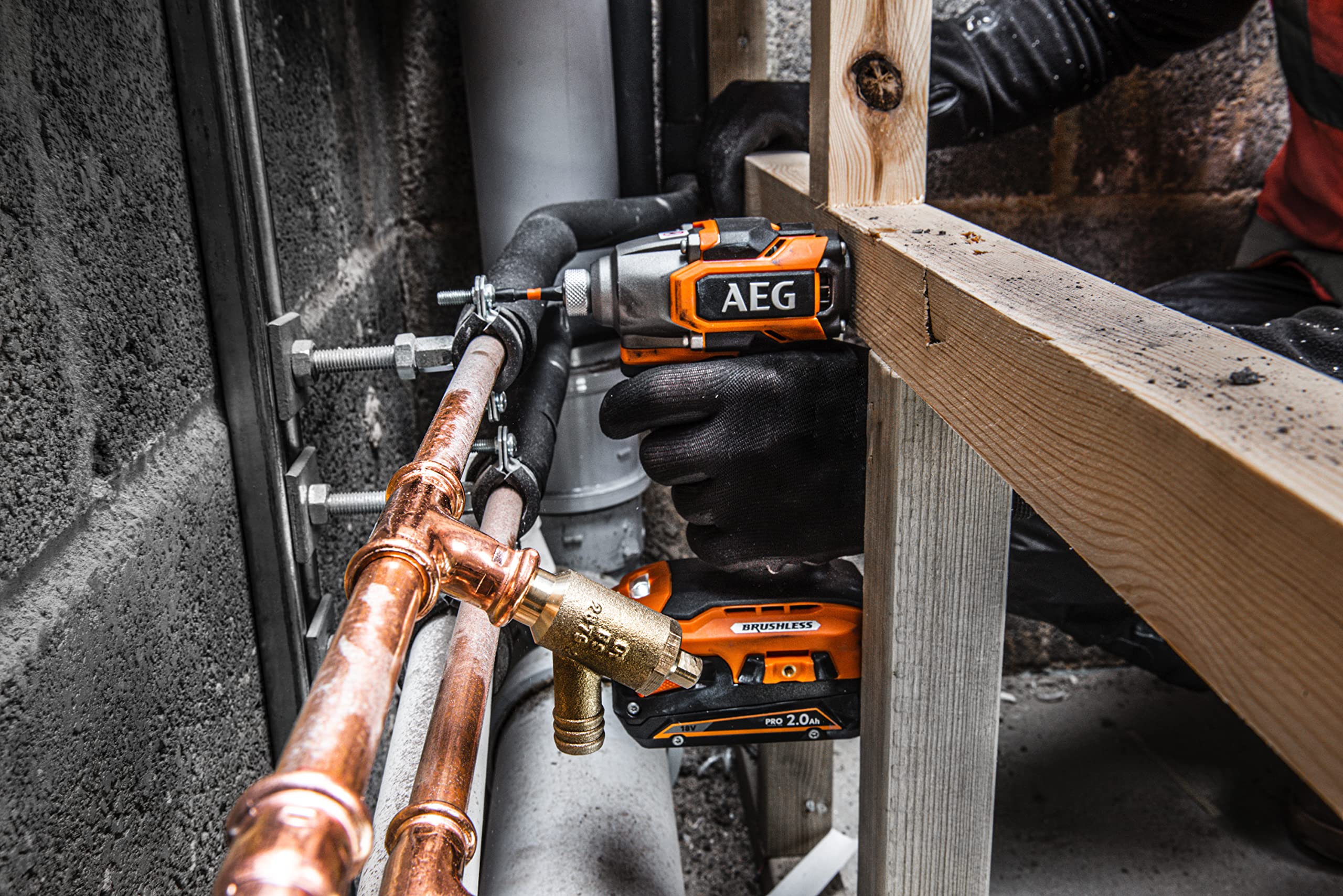 AEG - Visseuse à Chocs Sans Fil - Pour Vissage en Série sur Moyens et Gros Chantiers - Moteur Brushless - 3 Vitesses - LED d'Éclairage - Revêtement Softgrip - BSS18SBL-0